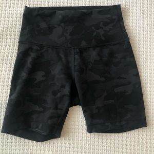 Lululemon Wunder Train Shorts 6” 💕 CAMO